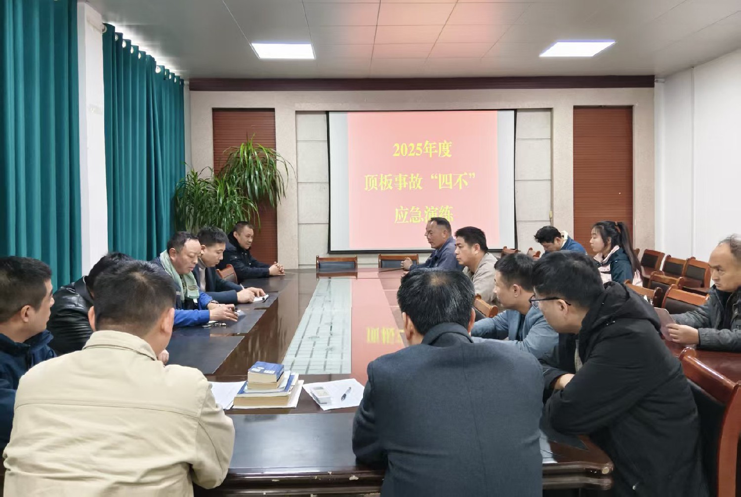 級索煤礦成功以“四不”方式開展頂板事故應急演練